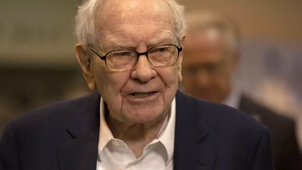 The Impact of Warren Buffett’s Berkshire Hathaway Cutting its Apple Stake