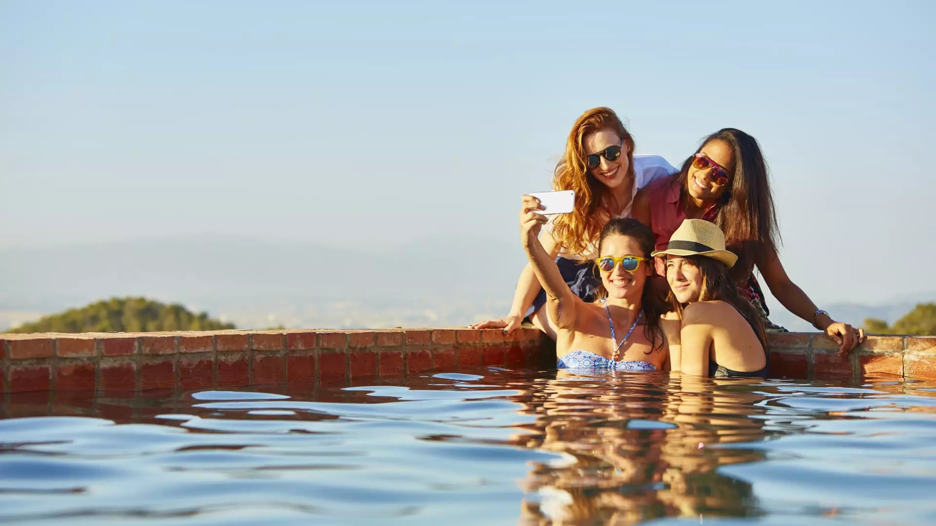 The Dangers of Social Media on Vacation Spending