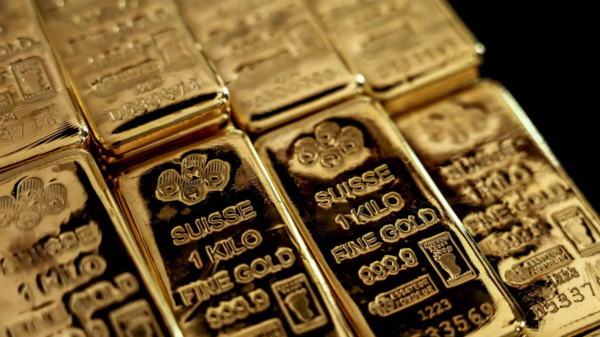 Gold Prices Reach Record High Amid Expectations of Interest Rate Cut