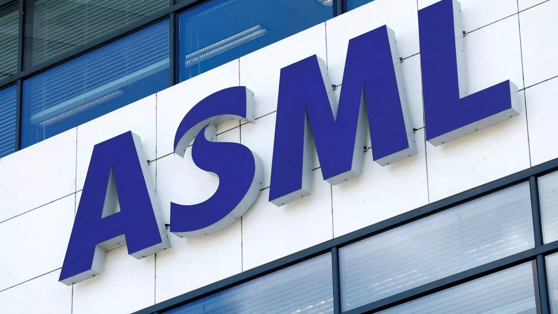 ASML: A Closer Look at Second-Quarter Earnings and Sales