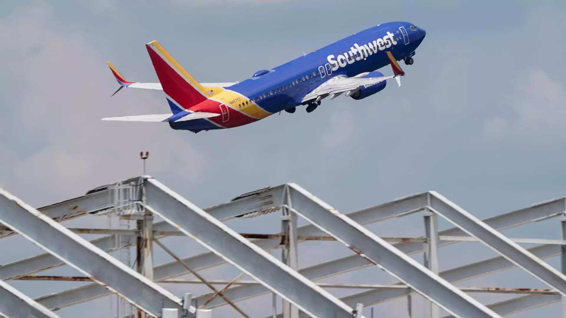 Southwest Airlines Navigates Financial Challenges Amid Strategic Changes