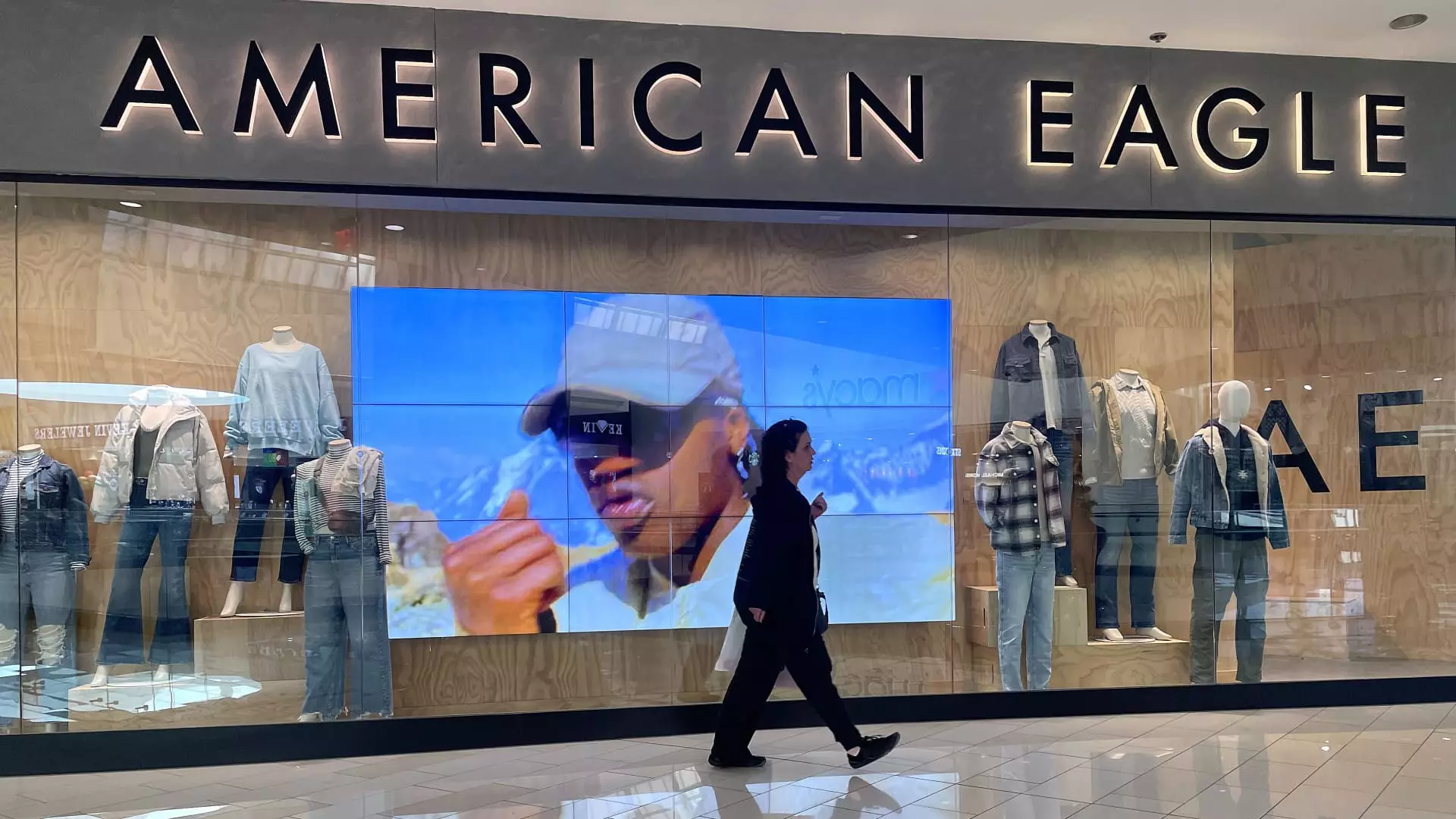 American Eagle’s Financial Struggles Amidst Changing Consumer Behavior