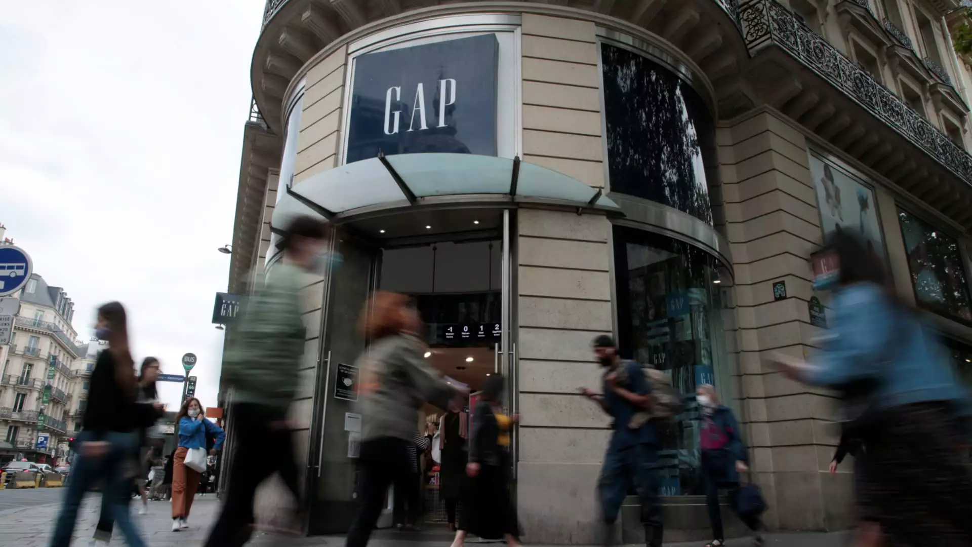 Gap Faces Tariff Turmoil: An Unfolding Disaster
