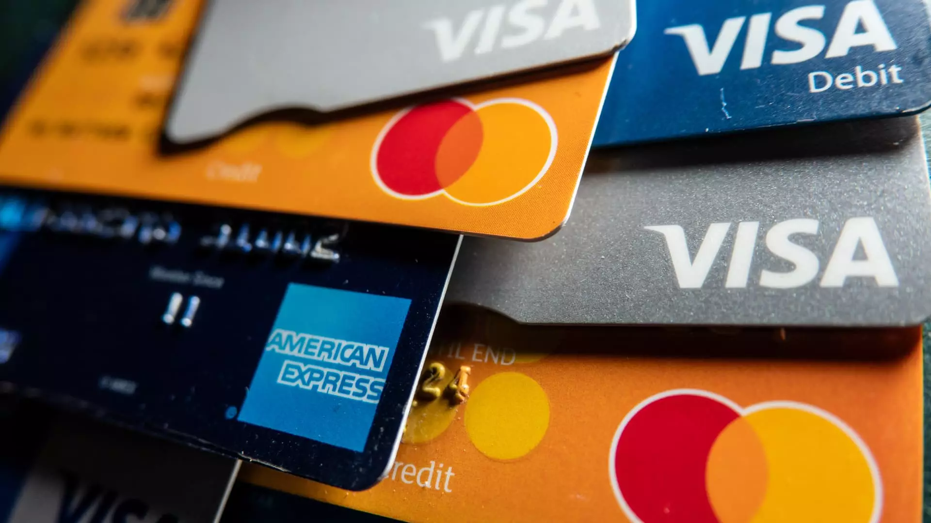 Unraveling the Credit Card Showdown: Amex vs. Chase
